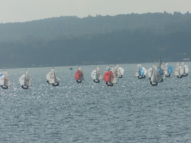 Regattafeld vor bergiger Kulisse